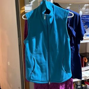 Land’s End size 6-8 teal fleece vest